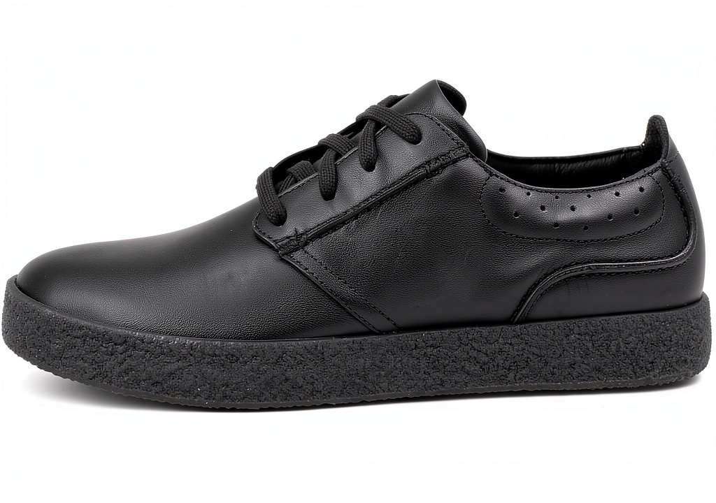 Baskets Clarks homme en cuir marron foncé sur fond neutre